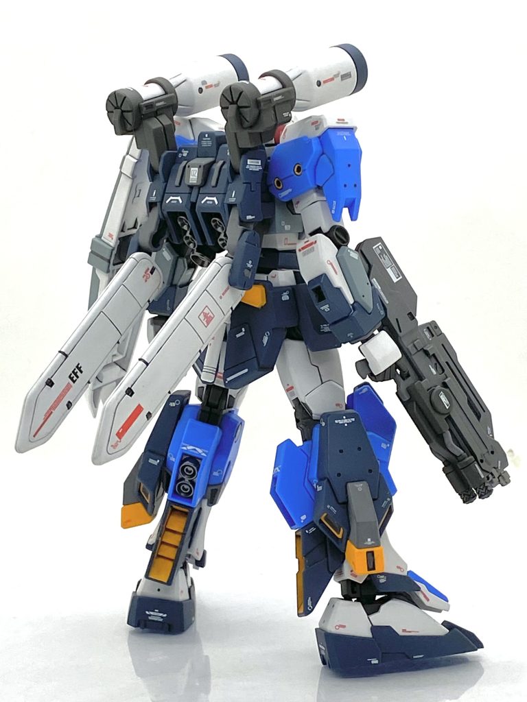 色分けは凄いのですがスタンダードアーマーの各部の小さい姿勢制御バーニアや脛のダクト、腰後ろ部のヘリウムコアのオレンジ部は色分けされてませんから他のオレンジ部のパーツ共々、クールホワイトを下塗りしてからビビットオレンジを吹いてます・・・おかげで一発で発色しています。後は少しグレーを差し色に塗れば良いぐらいでグレーバイオレットをちょこちょこ塗った位で終わり、早く完成するか?と思ったのですが・・・。