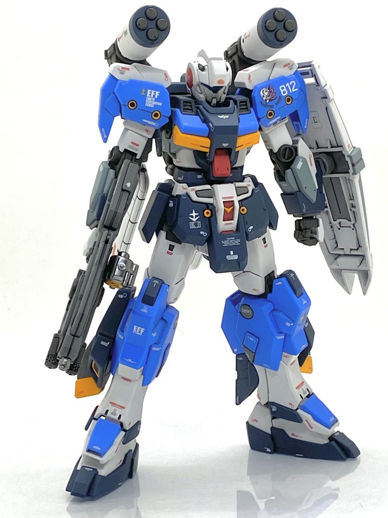 ジーラインスタンダードアーマーは基本フレームの素体にアーマーを被せていくフルアーマーに近い構成で墨入れは1日では終わりませんでした・・・自分は割れるのが怖いからなるべくバラシて墨入れをするのですがパーツ分けが細かいから墨入れもふき取りも大変時間掛かるのです(汗)。ですが、それ以上の手間が掛かるのがデカール貼りで今回は基本フレームもキチンと写真を撮りたかったのでスタンダードアーマーを被せると見えなくなる箇所もキチンと貼りました・・・これは手間で普通の機体の1.5倍位デカールを貼っています。しかも仕事が急に忙しくなり、毎日残業になってしまったので本当に思う様に進みませんでした。ただ僥倖だったのがこの機体を運用したファントムスイープ隊のデカールがキチンとある事で劇中では2体配備されていましたからシェリー・アリスンが使った機体を再現出来て、機体番号はRX-81の2番機という事で812にしました。