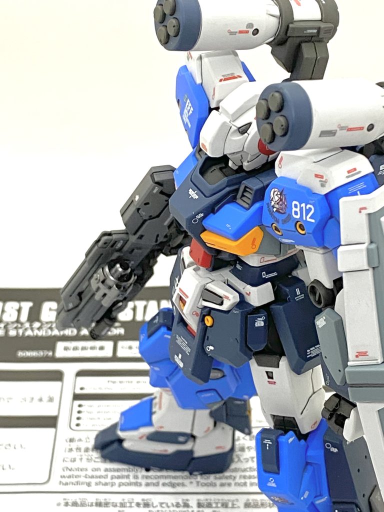 最後は説明書と。当初はフル装備仕様のスタンダードアーマーだけと考えましたが・・・あまりにキットの出来が良いから素体フレームもノーマルのスタンダートアーマーもキチンとデカールまで細かく貼り、納得のいく物が出来ました。ジーラインがゲームが出た当時にキット化されれば色分けの甘さも合わせ目の多さもこんな物じゃなく(笑)、一昔前のガーレジキット並みに大変だったと思います。スタイリッシュなスタイルなのに無骨なフルアーマー形態は大変似合い、このキットの魅力を更に引き立てます。真打のライトアーマーも出たのでアサルトアーマーもぜひキット化して欲しい物です・・・ライトアーマーも苦労して一次で買えたので作りたいですね。ご覧して頂きありがとうございました。