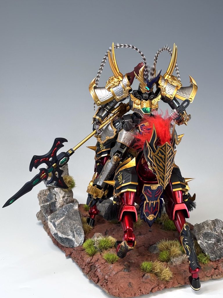 赤兎馬は跳ね馬姿勢のHG風雲再起を前傾姿勢に改修＆マスクはスクラッチ、他はミキシングで制作😌手綱は中華イメージで本物の皮から制作しました🐎各所の細かい金装飾は久しぶりにネイルシールを多用🤗立て髪は七面鳥の羽を使ってます🦩