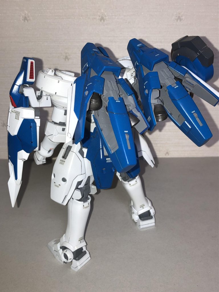 このバーニアが肩に繋がってたら両腕だけが飛んで行きそう。 