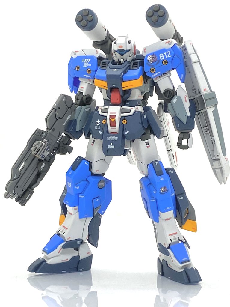 HGUC ジーラインスタンダードアーマーを成形色仕上げ+αで作ってみました。ジーライン・・・設定は30年以上前のM-MSVからあり、当時はRX-81という形式番号だけで呼ばれてました。ゲーム「機動戦士ガンダム戦記」(PS3用)であのカトキハジメ氏でリファインされてガンダムシリーズの後継機でありながらもジムの要素も入れた「ガンダムの完全量産型」を色濃く残しており、デザインが発表した時は「キット化して欲しい」と思いました。ガンダム戦記の機体はフルアーマーガンダム7号機やイフリート・ナハトと言ったメイン所はキット化されましたが・・・ゲームが出てから10数年が過ぎ、ジーラインのキット化は絶望的だと思いました。しかし、今はプレバンがあるので突発的にキット化される事があり、このジーラインも去年に見事に選ばれて(笑)、「ウサ男のサイドストーリーズ機体・カトキ風プロジェクト」の第一弾として作る事にしたのです!