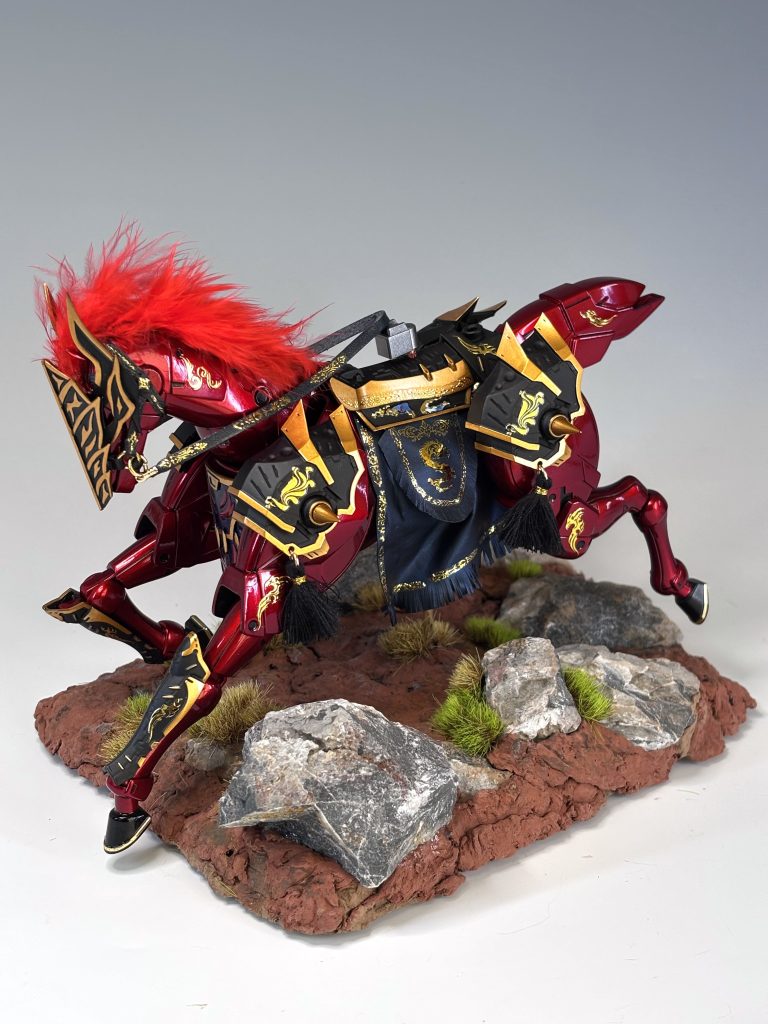 RG天下無双、倚聖曹操の時は五月人形や鎌倉時代の飾り馬を参考に唐糸で顔まわりの綱装飾を再現していましたが、中華式は革の帯をよく見かけたのでソファ補修用の合皮シールを使いました😌金具はいつも通り100均素材です！