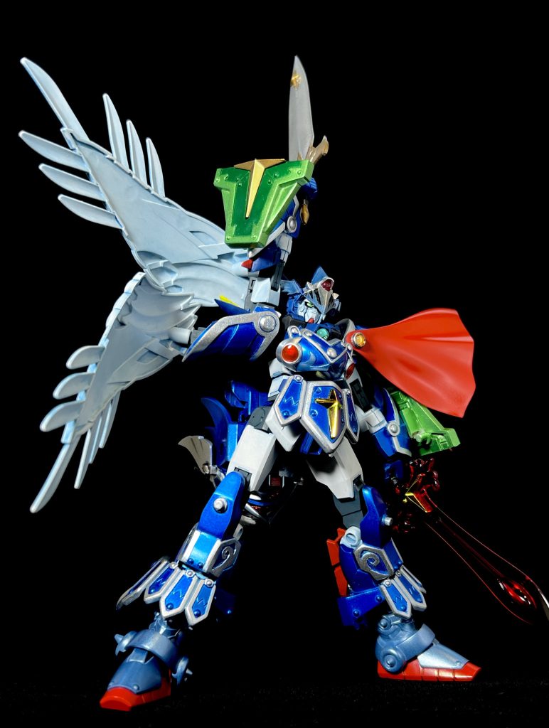 右側に装備しているバーサルソードは、LGBBゼロガンダムのリードソードを加工しました。ウイングを右半身、マントを左半身に集中させることで、元ネタのアシンメトリーを再現しました。神聖騎士の装備品はただの三種の神器とは多少デザインが違うのですが...ある目的のために、あえてフルアーマー騎士ガンダムのデザインのままにしています。