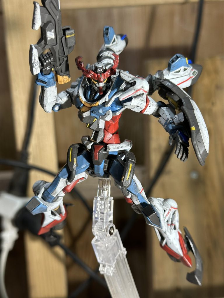 稼働域はかなり広いですが、細身のパーツが多く、肩を動かす時は少し気を使いますね右腕の赤いパーツは動かしたら割れてしまいました。エナメル溶剤で拭き取る時に流れ込んでしまったのでしょうか？。油断してましたw