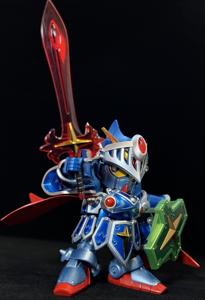 ▲『三種の神器』アーマーパーツを合体させて、単体のSDガンダムに見えるようにしています。正直なところ、可動はほとんどないのですが、腕と目線を動かすことで少しだけ勇ましいポーズがとれるようになりました。