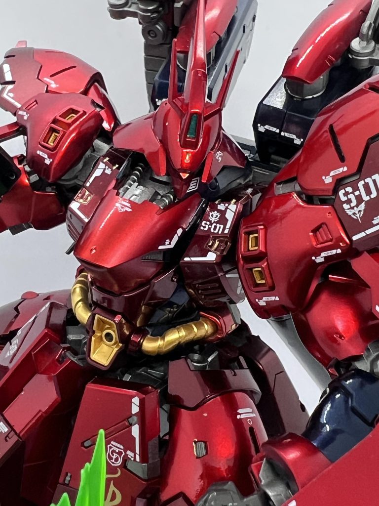 某国製の水転写デカール正規に比べて糊やデカールそのものの厚みが薄いのか、水につけたらすぐに貼れるのがありがたい代わりに薄すぎて慣れないと破れる…gaiaのクリアーレッドは顔料なので先にトップコートしないとデカールに色が滲むのを先に知れて良かったこれで滲まれたら心が折れてしまっていたかも