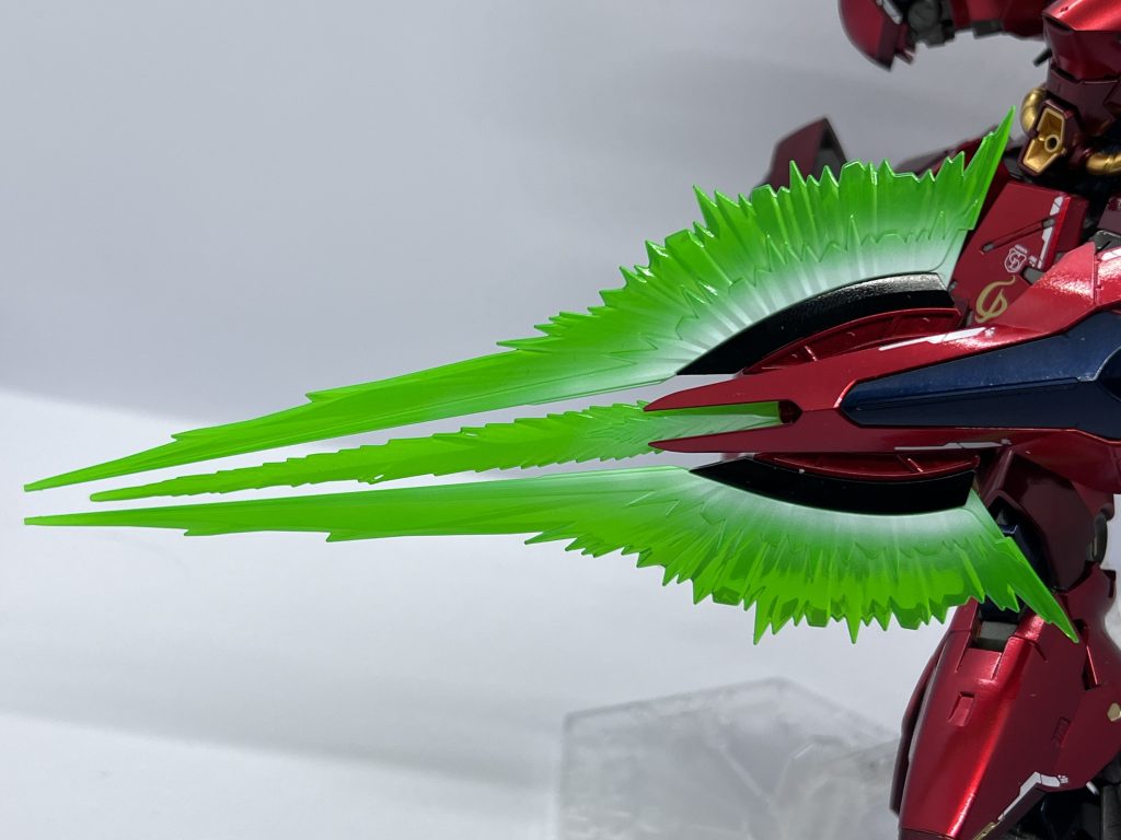 シールドビームグラデーション塗装の練習がてらに毎回やってみてるシールド内側のミサイルパーツが家出したので仕方なしにこのポージングにしたのは内緒やはりサザビーは完成されたスタイルでいい…次は黒立ち上げのグラデーションでHi-ν作ろうかな