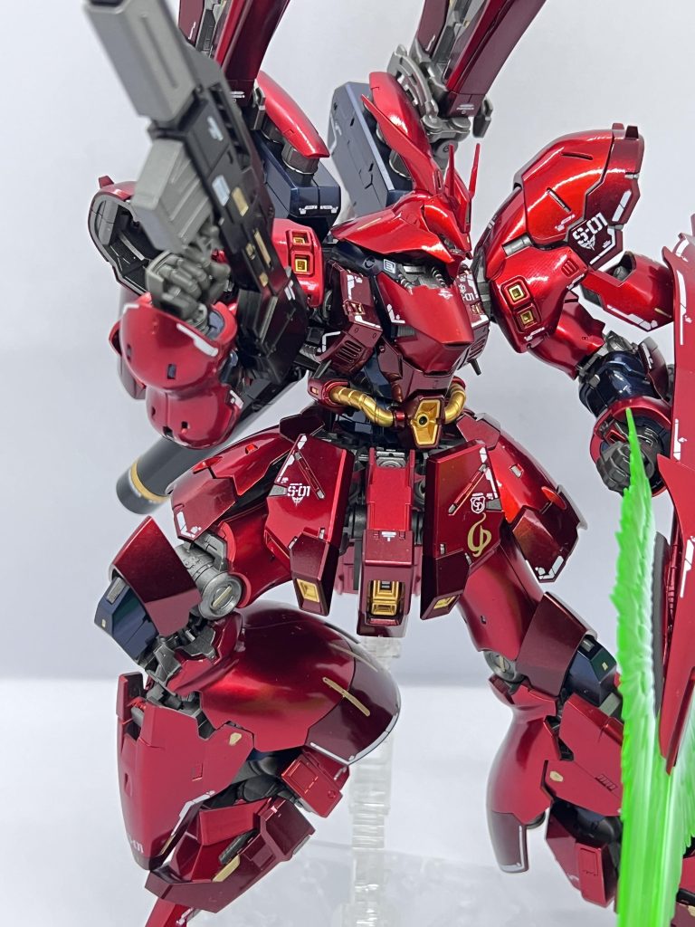 反対側からのviewこれは酷いどの角度から見てもカッコいいポージングは難しい…キャンディレッド塗り分けの時に足のディティールの中央で色が変わるのに納得がいかず、ヤケクソで4artistマーカーのゴールドでペイントしてみたら思いのほか上手くハマってくれた