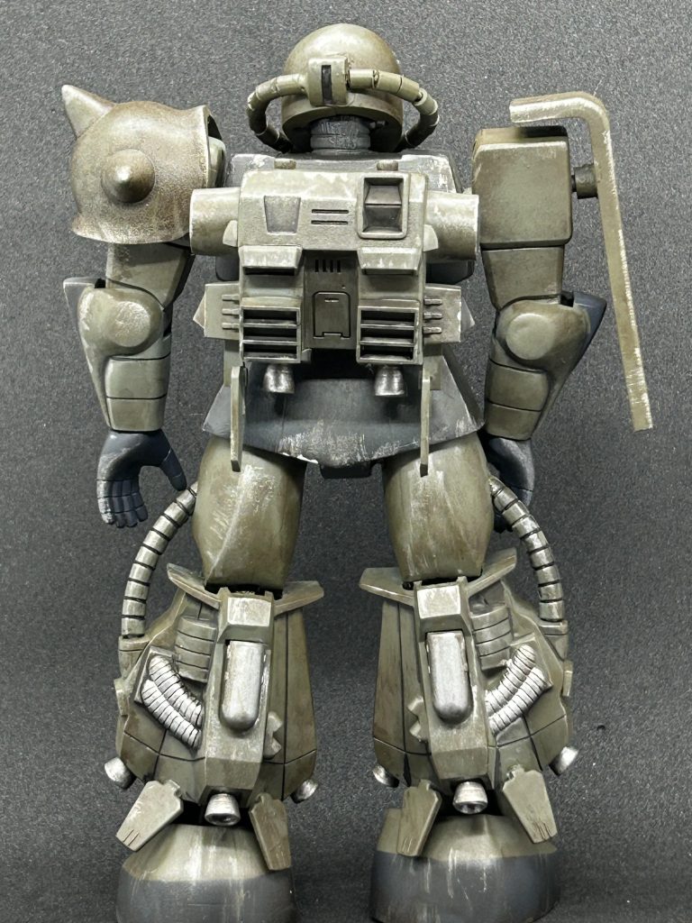 肩の形をハの字カットし、太ももの内側に関節を入れ、足首もカット（しすぎました😭）組み立ての工程では、どの部分も上手く付かず、顔周りの動力パイプはカットし間違えてしまったので、以前にも使ったアイロンビーズで何とか形に持っていきました💧