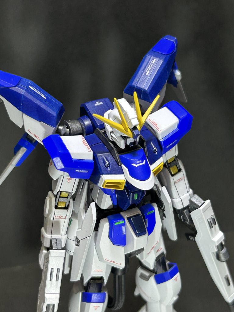 斜め上。いつもデカールを貼りすぎてしまうので、今回は気持ち少な目で実験機・試作機という設定に重きをおいてみました。筋彫りに初めてタガネを使用しましたが、すごく綺麗に掘ることができて驚きです!しかし難しい😓