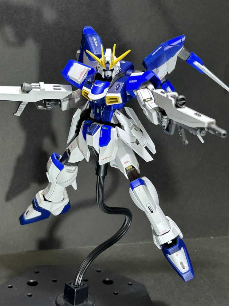 アクションストフリらしさを出す為のビームライフル二丁持ち!また、関節も一部金色に塗装してストフリ前の試作機という感じを意識しました。