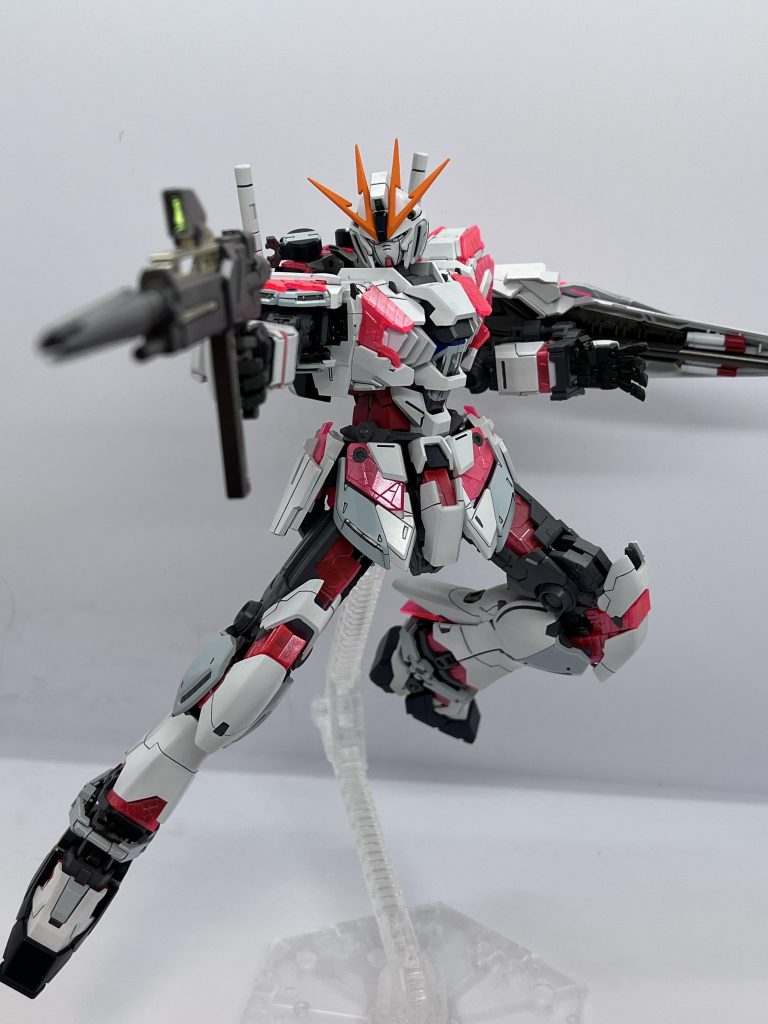 お気に入りポイントはサイコフレームそのまんまのように見えてかなり薄めたクリアーレッドを一層だけ吹いて、更にムーストーンパールを重ねてみた写真では伝わりにくいけどパールエフェクトでサイコフレームの輝きが出せた気がする