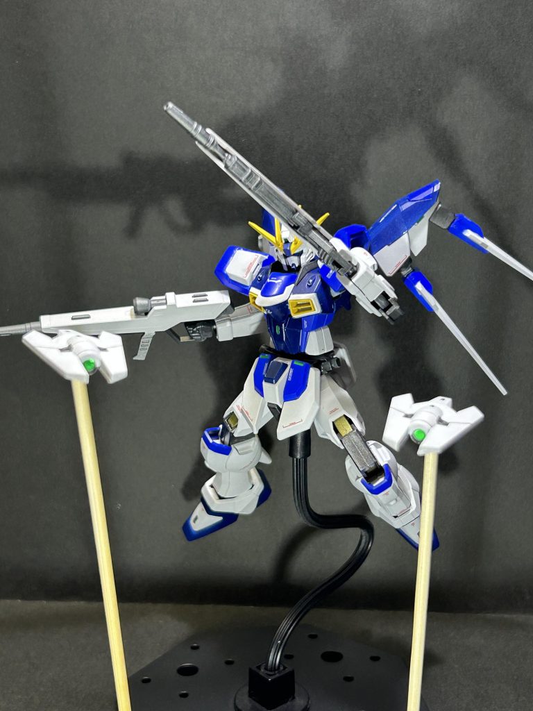 アクション4サイドアーマーのセンサードラグーンはキラの射撃能力と命中率の向上を目的に、3次元的に敵機を捉えるという設定です。キラにはこんなの必要なさそうだったのでストフリではオミットされました。という脳内設定☺️センサードラグーンはそのままだと大きかったので、少し小型化しています。