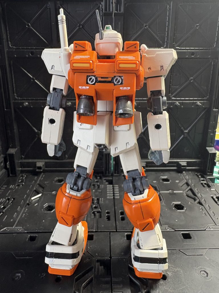 オレンジのパワードパーツ(?)は成形色のまま。ツヤ消し塗装はしていません。その他はアイボリー系で塗装しました。