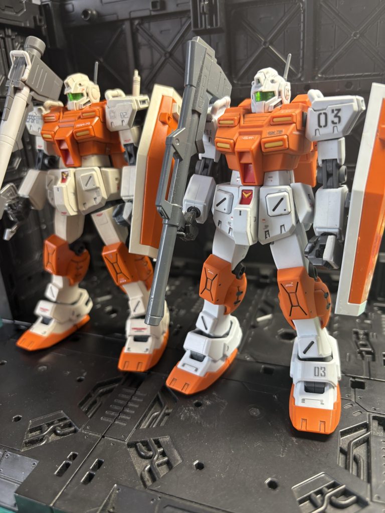 以前作ったノーマルのパワード・ジムと。ノーマルは全ツヤ消し塗装してます。