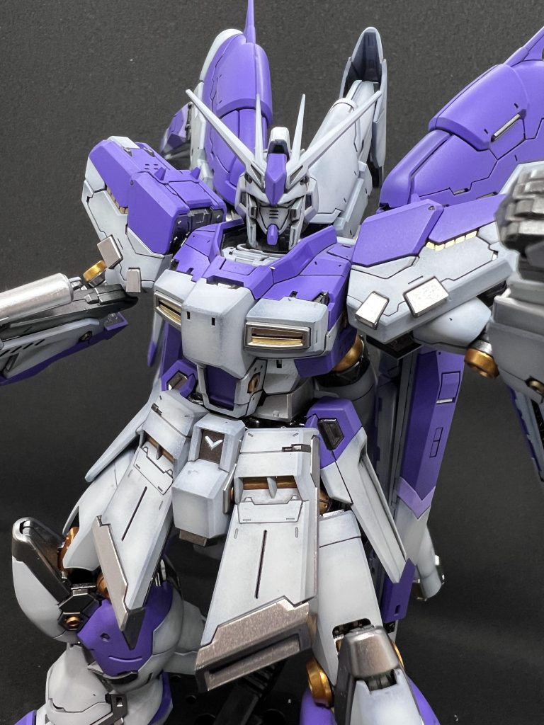 ナイチンゲールがキャンディなので対比としてこちらは黒立ち上げでのスチールホワイトで塗装白外装のみグラデーションにしてみた初めて外装をグラデーションにしたが、塗装ブースでこんなものかな?と思って確認すると意外と室内光では黒が残りすぎることがわかったチマチマ確認しながらスチールホワイトを追加なんとなくいつもの希釈だと砂吹きになりそうな予感がしたので、2.5倍希釈でやってみるとちょうど良かったひとつ成長できたかな