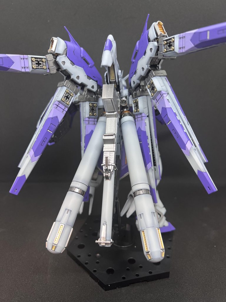 バックショットメタルパーツを追加しようかな、とも考えていたが筆塗りでの塗り分けした感じが予想外に上手くいったので見送りに後先考えずに注文してなくて良かった…ファンネルエフェクトの欲しかったが、ファンネル接続部の塗装ハゲが絶対できると思ったのでこの状態で固定ナイチンゲールとの戦闘シーンとか撮ってみたいが、いかんせんナイチンゲールがデカすぎて場所がない…