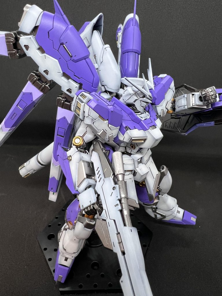 筋彫りなどのディティール追加は悩んだが、水転写デカールを注文してまだ届いてなかったので、デカール位置などが確認できず、ディティール追加は無しで結果的に黒立ち上げのおかげか比較的情報量が多く見えていい感じに筋彫り追加してたら個人の好み的には喧しくなりすぎてたかも