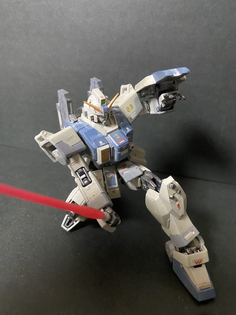 ビームサーベルの斬りつけポーズも様になります。