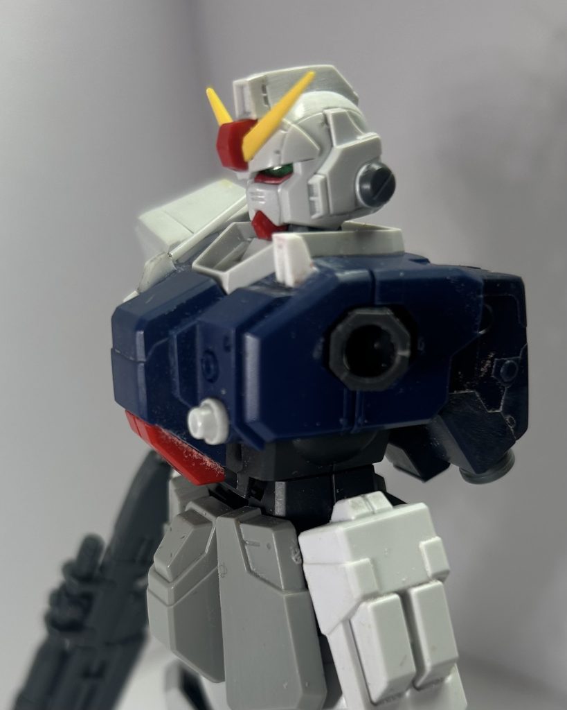 頭部。頭部は基本的にそのままですが、微妙にパワーアップしてる感を出す為に左側の円だけを大型化しました。当初、EzSRマキシマのアンテナを移植を試みてましたが、あのゴツさじゃ妙に周りに浮き過ぎてダサく見えたので取りやめました。胴体。右側にデータリンク通信用のアンテナ、左側には高精度カメラをイメージしたものをプラ板とプラ棒で制作しました。現実の10式戦車の性能を視覚化しましたよ!ってのを狙ってます。あと、コックピット下の赤い部分は何処か飛んでいったみたいで紛失したのです。急遽マウンテンサイクルから作りかけの旧HGの陸ガンの同パーツを移植。パッケージ写真と比較した感じでは少し大型化?まぁ、全天周囲モニターとかリニアシートを採用したから、としておこう……無理があるか?腰部。EzSR、マキシマの物をそのまま流用しました。単に100ミリマシンガンを使うつもりが無かったので、マガジン付きのサイドアーマーの必要は無いのです。