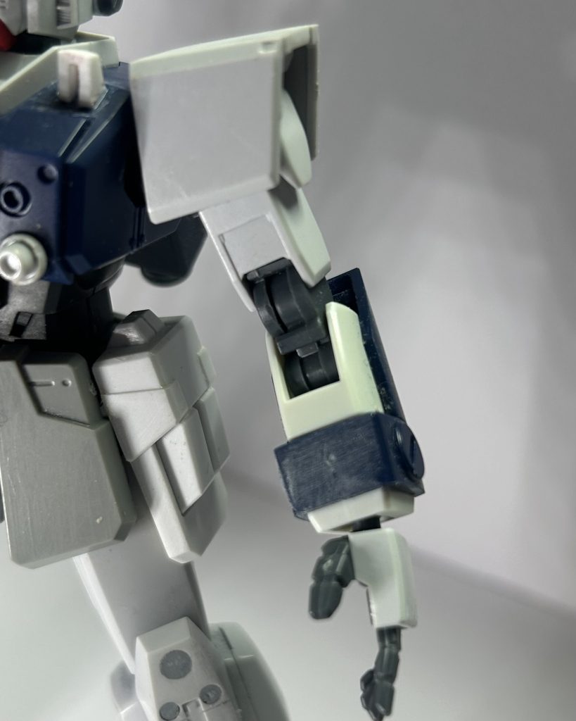 腕部。肩はシンプルに。陸ガンのああ言う懸架用のアタッチメントは現地改修の際に付いたと考えた為、ばっさり切り落としました。ああいったのはEz08がパラシュートパックを付ける時にしか使ってない→通常部隊であれば要らないな、って言うのもあります。落下傘部隊だったら付いてると思う。肩から下はダガーLのものを。二の腕は陸ガンの方を使ってデザイン的な整合性を狙ってます。関節構造の見た目が陸ガンとは違うので見た目から受ける性能が違って見えるんじゃないかなぁ、という期待をこめて。脳内設定的にはムーバブルフレームに類する技術のもの。まぁ、単純にダガーLのシールドをポン付けで使いたかったし、宇宙世紀外にしては結構おとなしいデザインってのも選定理由の一つですが。