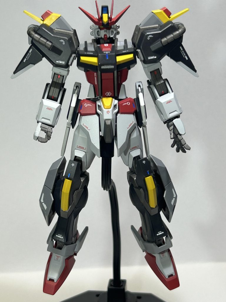 バックパックなし状態。この状態も結構好きです😊武装はサイドアーマーのビームサーベル兼ビームブーメランのみですが、素のストライクっぽさがあります。また、肩部のマイダスメッサーはどう頑張ってもも取れないのでオミットし、イモジャのスラスターを切って接着しています。機体各部にはマテリアルシールのブルー、関節にはレッドを貼ってアクセントにしましたが、個人的には大成功です!!