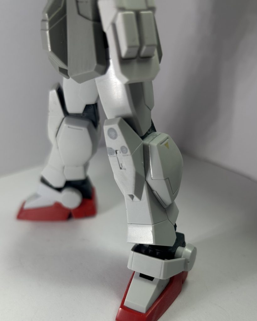脚部。基本的には、キットそのまま。けど、ニースパイクは削りました。理由としては、ニースパイクがない陸ガンを見たかった、それだけです。 今回のやつに荒々しさは要らない、いるのはスタイリッシュな感じ……!