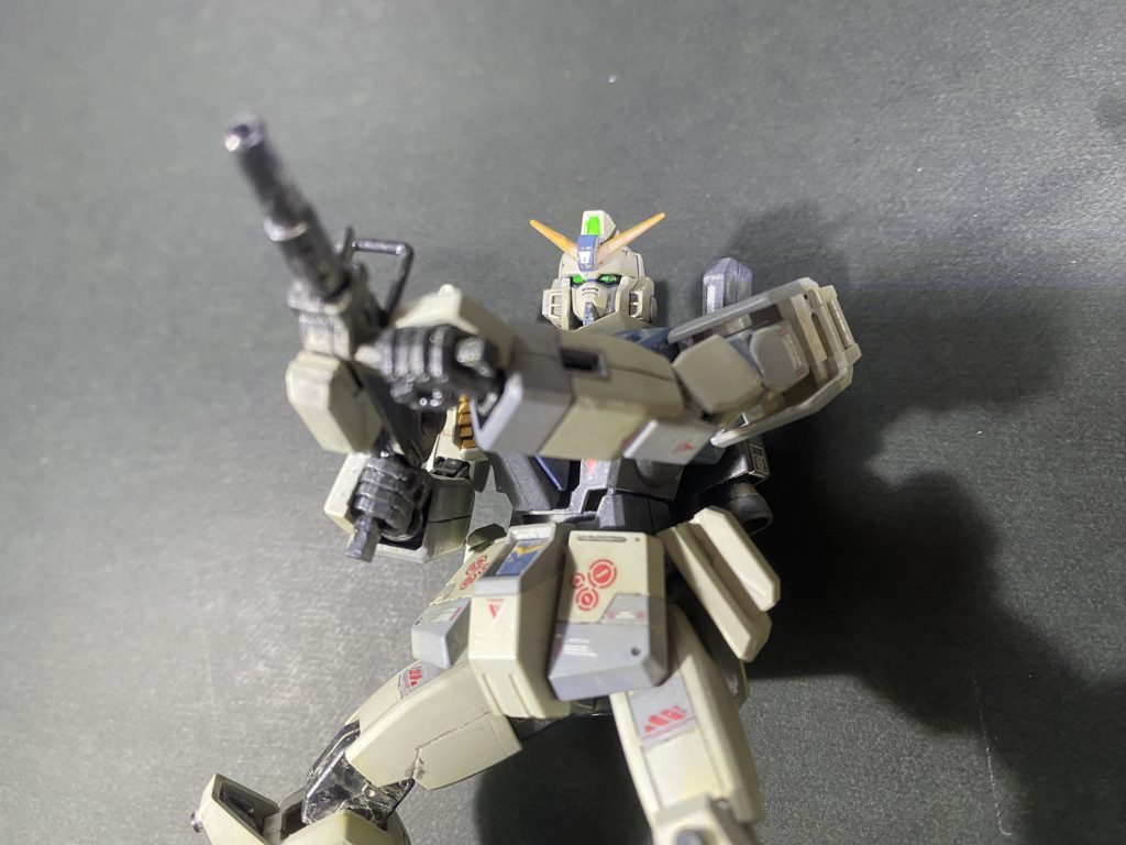 最近のキットなので可動範囲は文句なし。マシンガンの両手持ちも自然です。