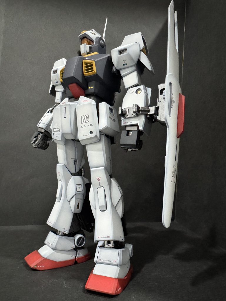 Zガンダム劇中の最新鋭 MS、ヤラレ役にして傑作量産機であるネモ。ムーバブルフレーム搭載し、リックディアスやガンダムMK-Ⅱよりも高性能なはずですが、ヤラレっぷりが印象的で、活躍があったか記憶が定かではありません。月並みですがちょっとでも強く見せたいという所からのこの配色です。