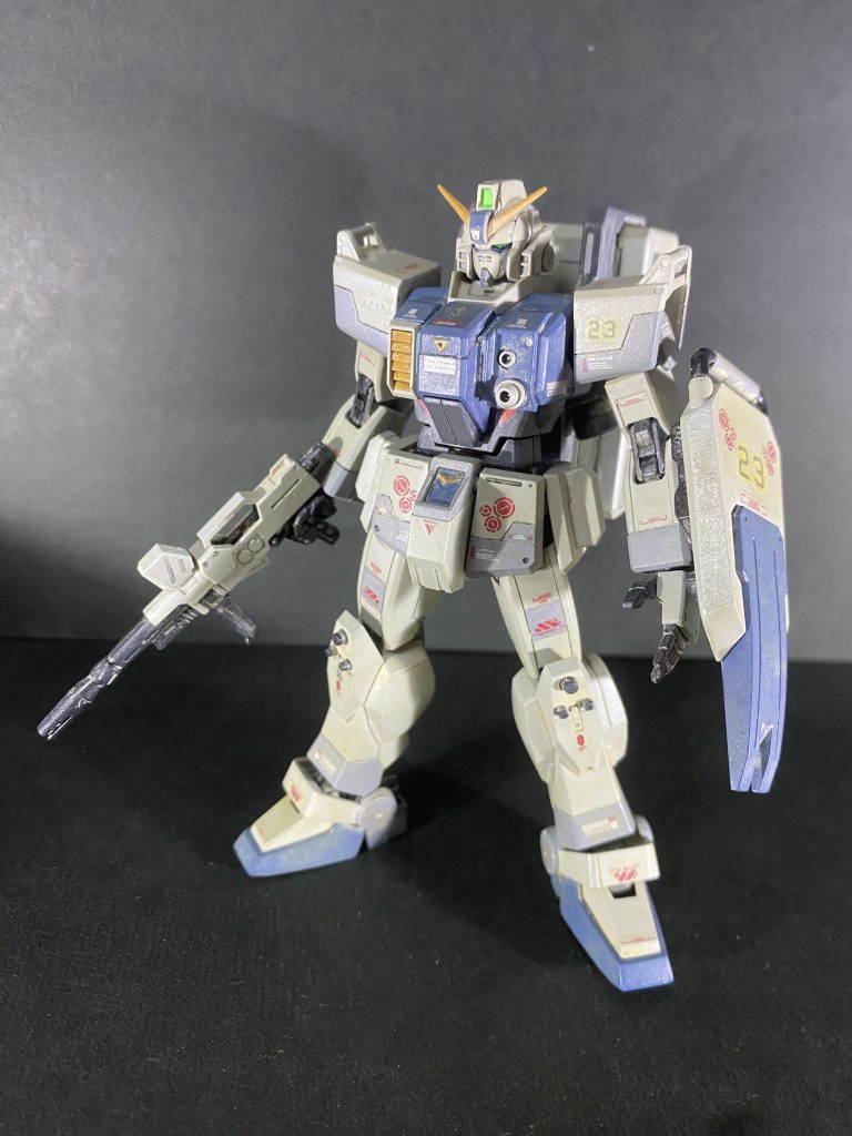 メインカラーは、Mr.カラーのグレーFS26440 グレーFS36270 ミディアムブルー です。アフリカ鉱山基地に配備された機体という脳内設定です。落ち着いた配色も似合うなぁと思っていたんですが、よくよく考えたらEz-8とほぼ同じなんだから当然でした笑