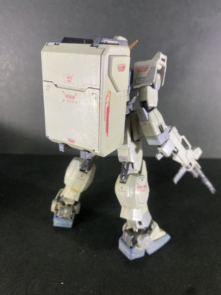 デカールは、バンダイの公式デカール、ハイキューパーツ、アシタのデカールなど様々組み合わせてベタベタ貼っていきました。仕上げは皆さん大好き、タミヤのウェザリングマスターです。