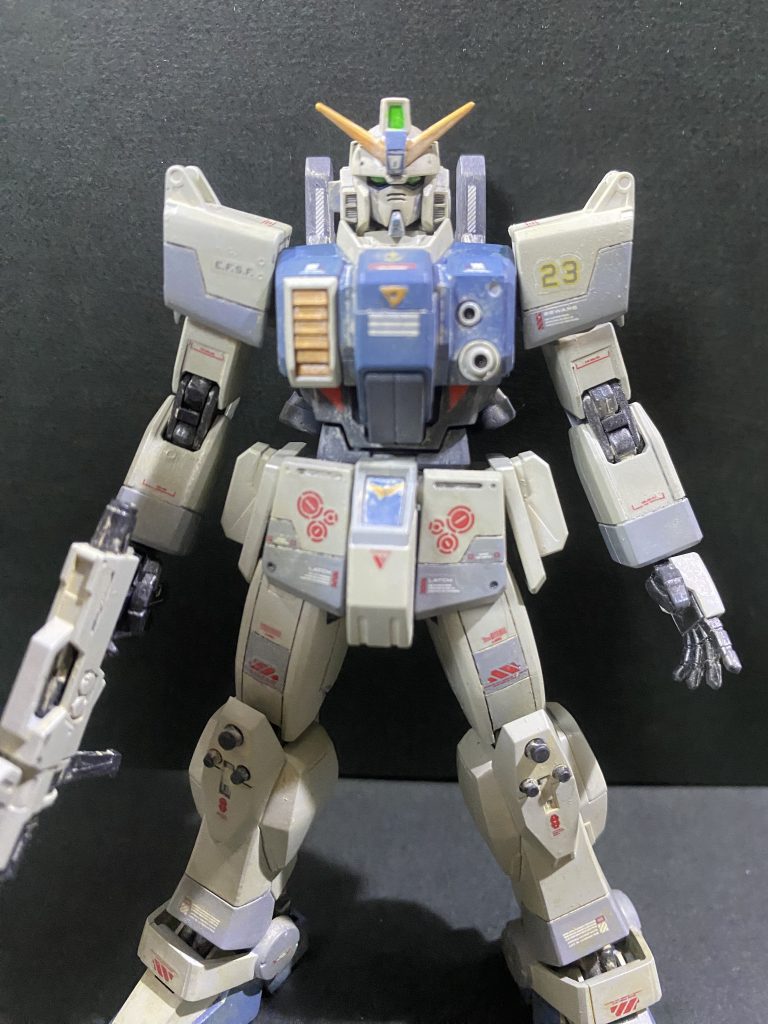 プチ改造箇所の紹介元キットのヘルメットが厚ぼったかったので、内側からやすりで削り込みました。またフェイスパーツを塗り分けたことで小顔に見えるようになったかな?肩と太ももにモールドを追加しています。スタイリッシュな体型のキットはモールドを追加するとより見栄えが良くなりますね。