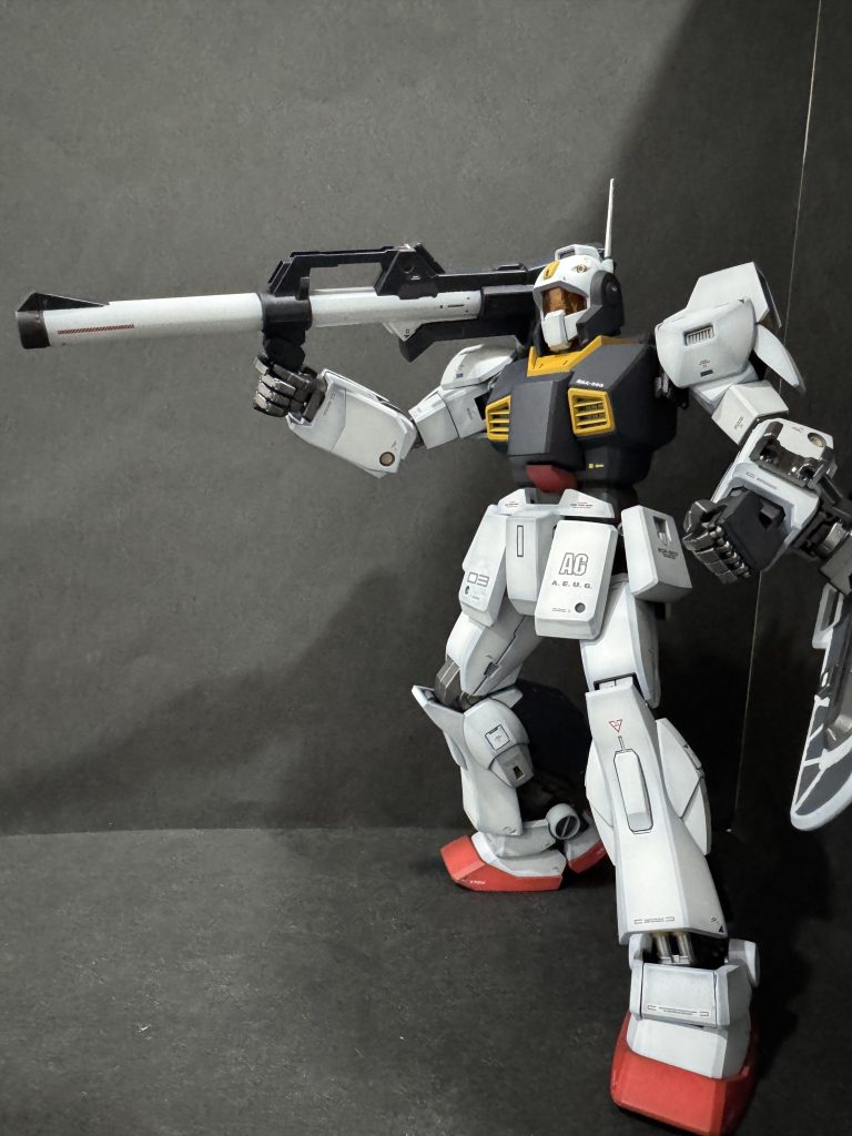 過去作 クワトロ専用ガンダムMK-Ⅲと同じ世界線で、その随伴機をイメージしています。演説で出自を明かしてしまったクワトロのロイヤルガード的な役割として、機体は新しく用意され、パイロットは原作でメールシュトローム作戦中の援護を託されるほど大尉から信頼のあったボティ中尉の乗機という脳内設定です。MK-Ⅱのハイパーバズーカを担がせ、チラ見えするシリンダーパイプ類は塗り分けています。