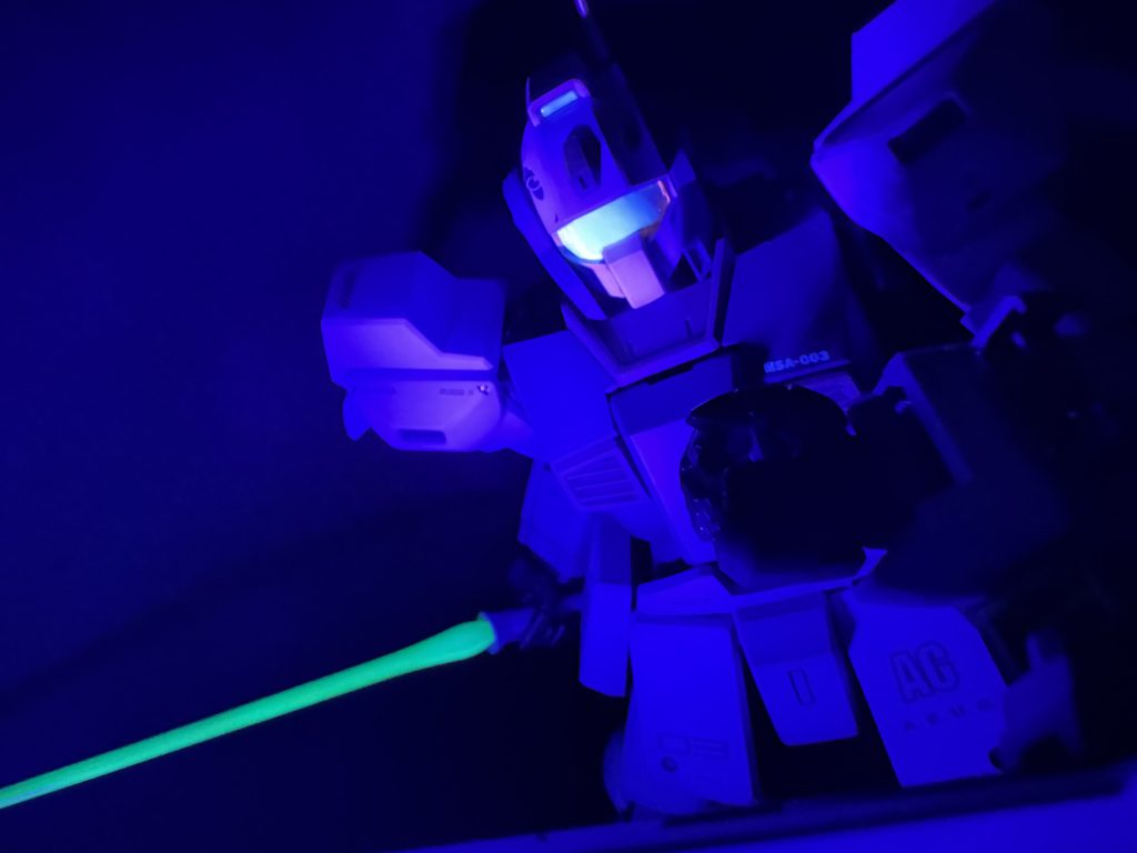 顔、サーベル、バーニアはいつも通りブラックライトでビコーンします。