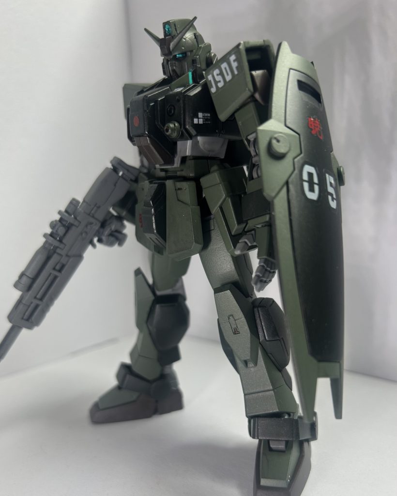 今回は陸ガンの改造機っすよ。一応新しい方のバージョンの陸ガンです。何処となくスタイリッシュな感じなのでそれを活かせるような改造を心掛けていきます。にしてもプラモを作る度にフレーバーストーリーが長くなっていく……。まぁ、誰も読んでなくとも自己満の世界だから……。故に公式の設定と違うのでよくあるパラレルワールドなお話なのです。まぁ、読み込む人がいないと言う前提でストーリー構築しているので設定はガバいのです。それどころか関連作品間の設定でさえマチマチだったり……まぁ、関連作品は互いにあったかもあるかもしれないって関係性で考えているんで仕方ないネ!個人的にはストーリー中に互いのスタンスというか、腕前の差をサラっと書けたんじゃ無いかな、と自画自賛。今回はある意味で思想を垂れ流す回なので、ある程度機体設定を盛りました。