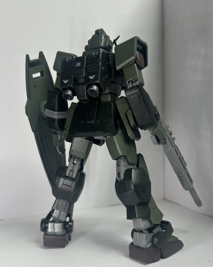 コンセプトは「陸自仕様の陸ガン」です。制作イメージとしては10式戦車なんだけど、機体の立ち位置的なイメージはF-2戦闘機や日本でライセンス生産した兵器群に近いのです。……なに、分かり難い?要はメイドインジャパン・イズ・サイコーなのです。陸ガンの設定として、合格品から外れたパーツの寄せ集めて作られリミッターを掛けられて配備されている、みたいなのがあるので最初からより良い精度のパーツで生産してれば普通に強いんじゃね?って思ったのも動機です。それが出来るの何処だ?→日本ぐらいしかねぇな!って感じです。現実に兵器の精度はトップクラス!一応モチーフにあげた10式戦車はどうも軽いようなので、軽快に動き回れそうってのを心掛けました。富士火力演習の10式戦車のスラローム射撃の動画を見た事がない人は是非見てほしい……何アノキモイ動キハ(褒め言葉)って思うから……。