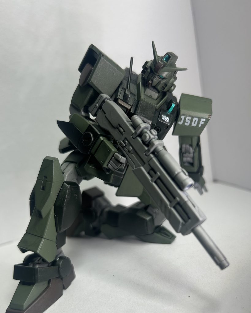 〜80式MS［ガンダム ］〜宇宙世紀0079に始まった一年戦争、その被害は地球規模の損壊をもたらした。それはここ日本でも例外では無い。戦火の炎を再び起こしてはならない、その願いと共に導入されたのがこの80式MS、通称ハチマルである。このハチマルは一年戦争時に猛威を振るったRX-78、その陸戦型のいわば日本仕様だ。 日本独自の技術を詰め込んだ同機は、大元の機体に劣らない性能どころか遥かに凌駕している。その最たる例が軽快な挙動と高精度な射撃管制装置からもたらされるスラローム射撃であろう。従来の陸戦型MSでは到達不可能な機動性、左右にスラロームしながらの正確無比な蛇行射撃……それらは本国の技術を持って初めて発揮できる。また、ミノフスキー下に置いても遜色無く機体間のデータリンクを実現させる為の装備も充実しており、まさに守護神となりうる存在だろう。なお、現場ではもっぱら「ハチマル」と呼ばれるが、一部パイロットからの非公式ネームとして「ガンダム」と呼ばれることも多々あるようだ。〜MSファン 宇宙世紀0089年4月号より一部抜粋〜