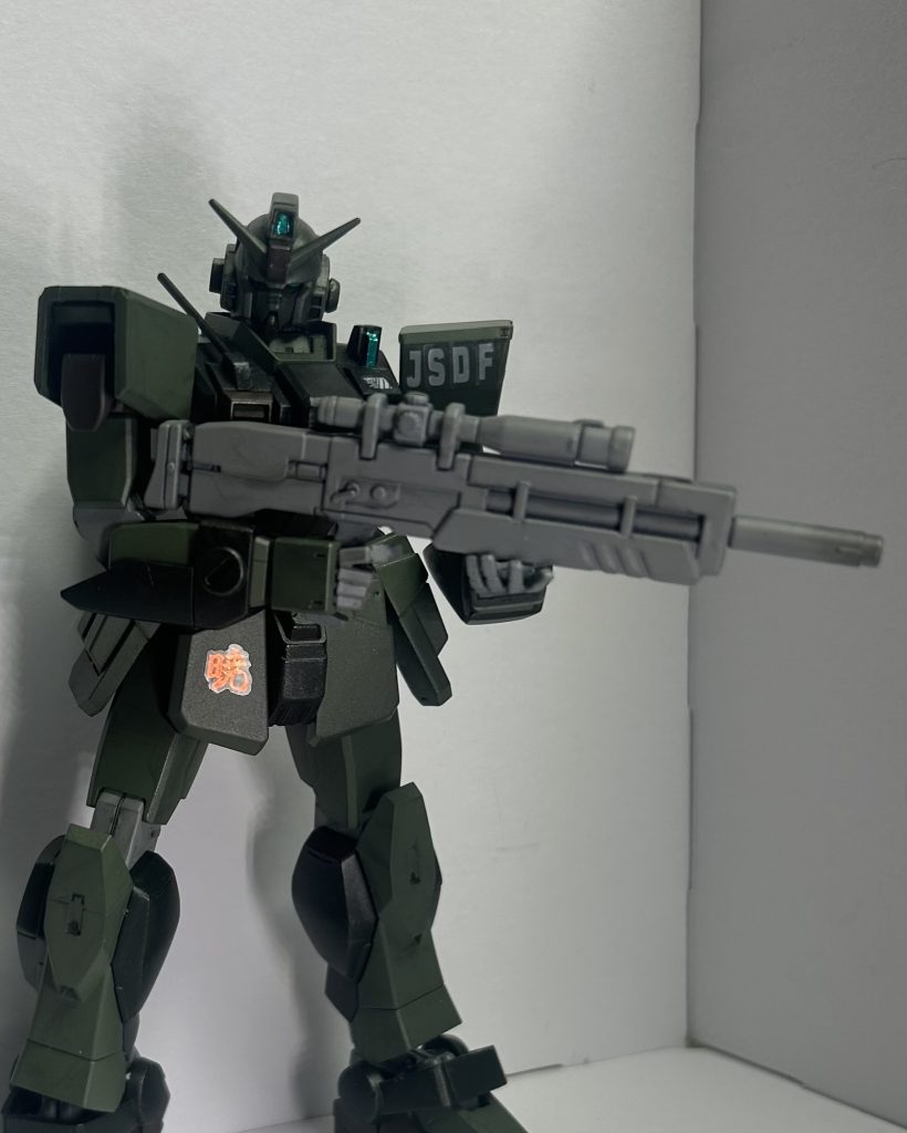 ビームライフルは威力こそは抑えられているものの、それでもスチール合金性の装甲は貫くことができる。また、このビームライフルの真骨頂は本体から得られた測量データだけで無く、他の機体からのデータリンクによって得られた値で補完することで非常に高い精度を発揮することができる。