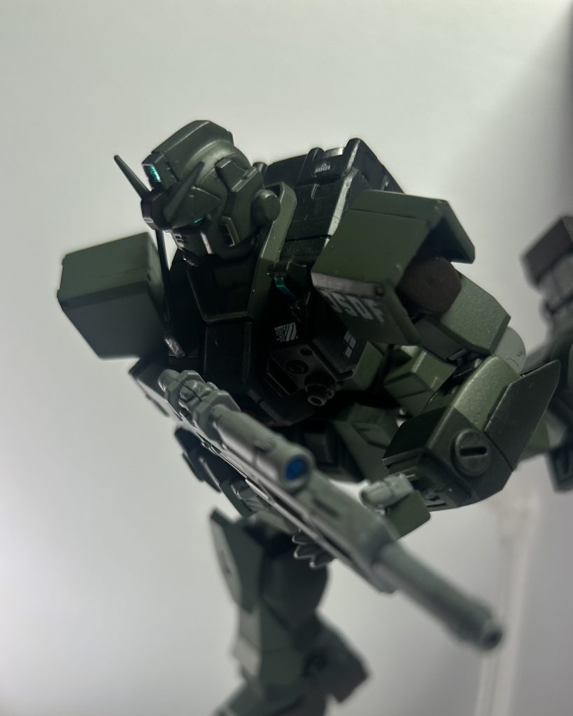 本機の主装甲はチタニウム合金であるが、被弾率が低い場所を中心に炭素系複合材に置き換えられている。これにより圧倒的な軽量化と運動性の向上を実現している。