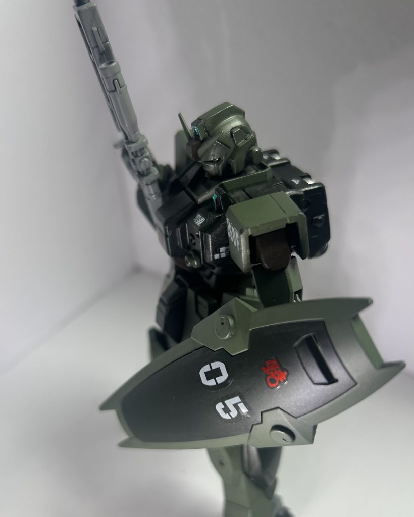 軽快な挙動をするという事は、コックピット内のパイロットに常に様々な方向からのGに耐えなければならない。それを低減させるために、当時まだ連邦軍内でも採用数が少なかったリニアシートを採用。また、全天周囲モニターも採用することによりパイロットのストレスも低減させている。それらのコックピット装備を採用したことにより、コックピットブロックは大型なものに再設計されている。