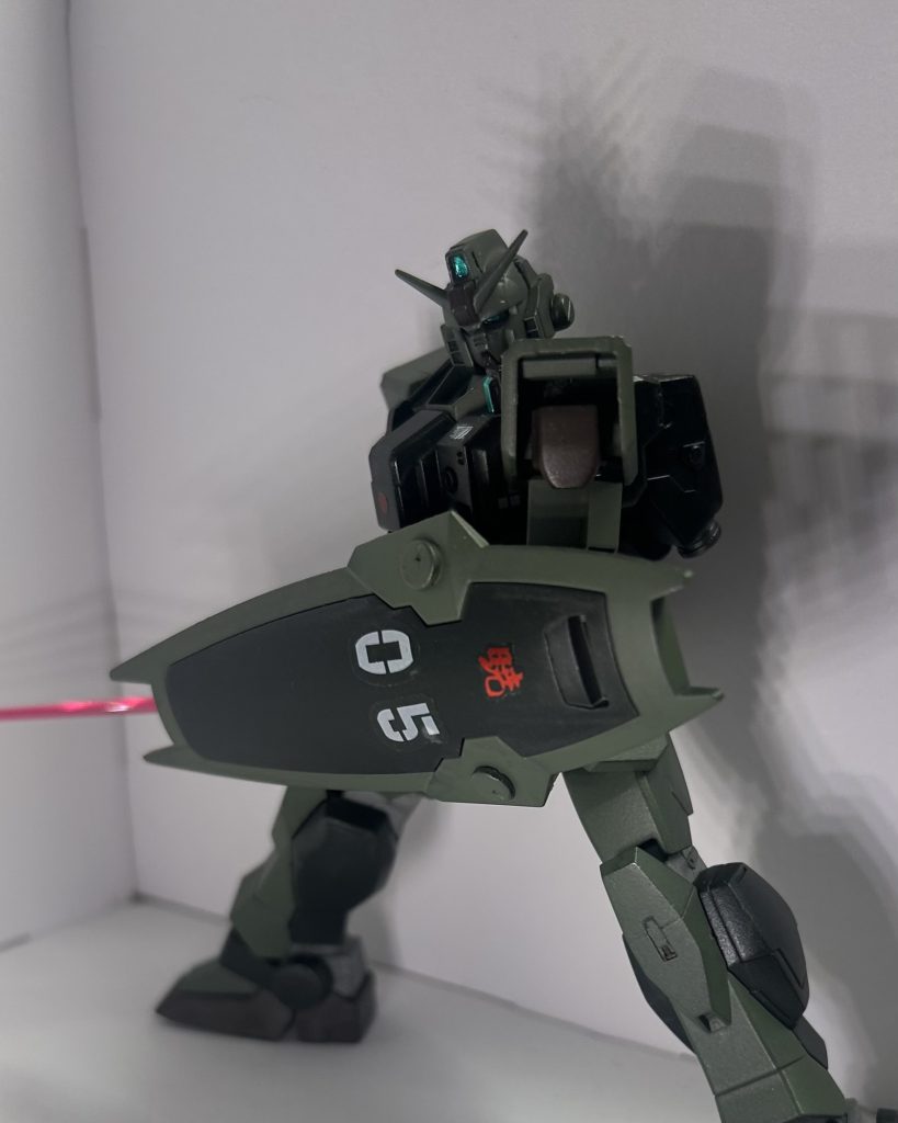 標準装備のシールドは、対弾性と軽量化のバランスの観点から曲面タイプのシールドが採用された。