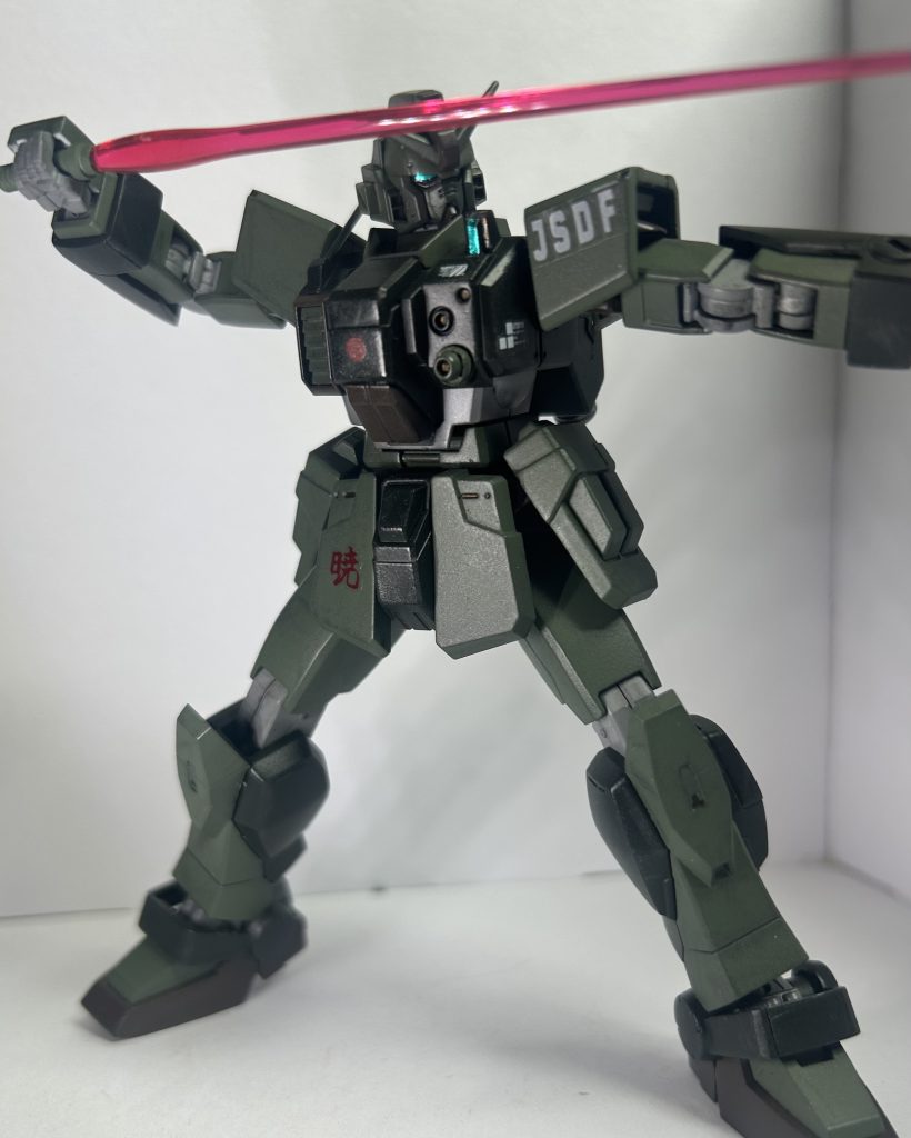 塗装。 塗装は今まで使ってない色……つまりは緑系でまとめました。メインは濃緑色。ついでOD色。ポイントにマホガニー。関節にはニュートラルグレーとアルミシルバー。バーニアはライトガンメタル。新しく百均で漢字デカール買ったけど……めっちゃ目立つな……!ちな胴体の日の丸はザクのモノアイシールを赤く塗って使いました