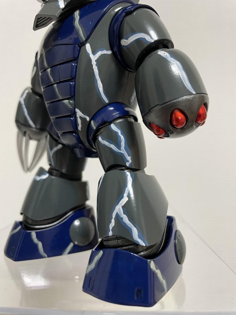 個人的にアッガイの茶色が好きじゃなくて、カラーリングは水中にいるなら、迷彩もアリかなと。