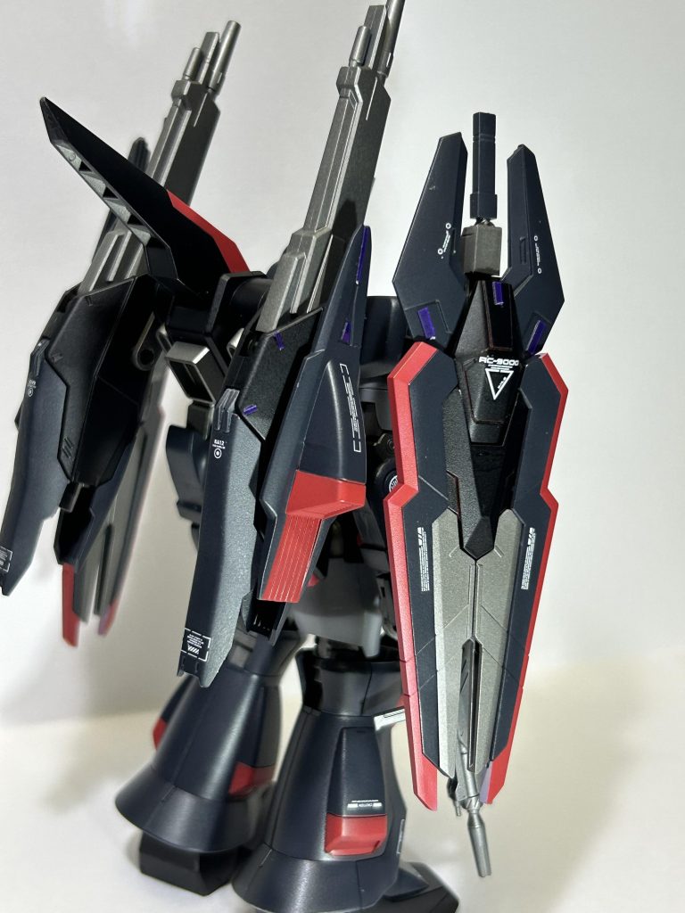 機体各部には「悪の機体」ぽくなるようパープルのメタリックシールでアクセントにしています。