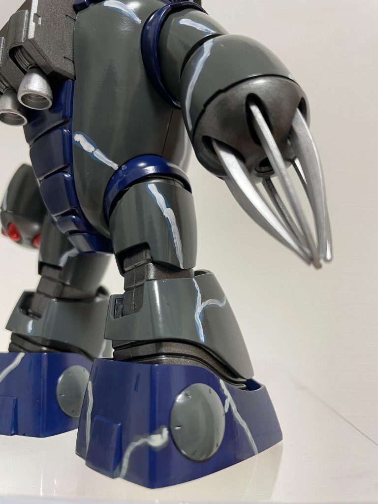 関節やクロー、バーニア部分はメタリックで塗装。外装は筆塗り跡が残らないように丁寧に塗装。