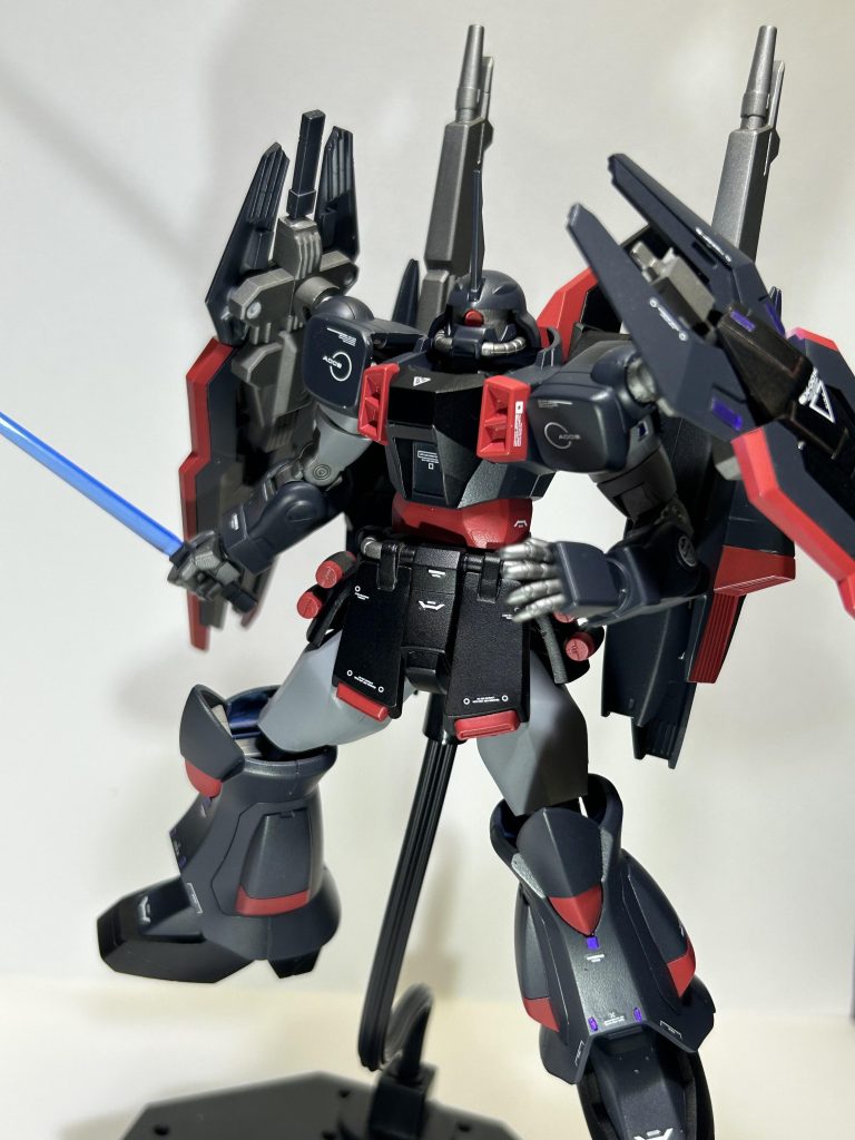 ポージング2首も埋まっているように感じたので、エアリアルの首を移植しています。また、ビームサーベルもエアリアルなのでクリアパーツはブルーです。