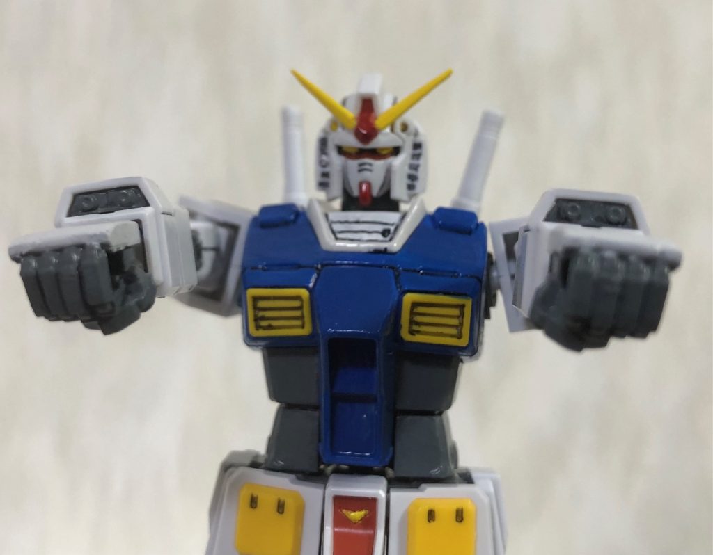 両腕にはガトリング砲が装備され、接近戦で威力を発揮する。たいていのジオンのモビルスーツの装甲をいともたやすく粉砕する威力を持ち、この装備は後にアレックスにも流用される。