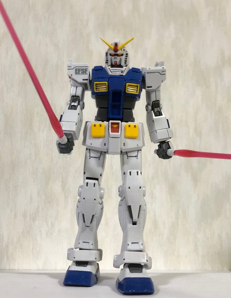 ビームサーベルを装備した状態。機体側とサーベル側、双方の供給方式に対応したデュアルサプライデバイス方式を試験的に導入されている。