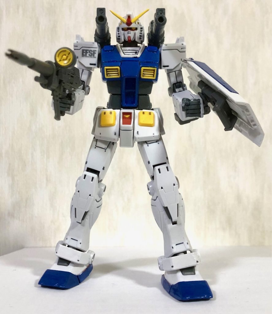 ビームライフルとシールドを装備した状態。